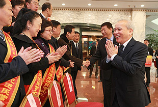 綠之韻集團(tuán)被全國工商聯(lián)、人力資源社會保障部、全國總工會聯(lián)合授予“全國就業(yè)與社會保障先進(jìn)民營企業(yè)”稱號