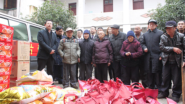 為老人送去寒春的溫暖——綠之韻黨總支部、團(tuán)支部開展學(xué)雷鋒送愛心活動(dòng)