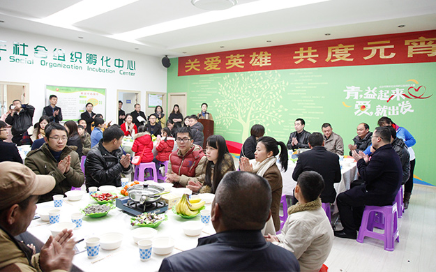 綠之韻集團(tuán)黨委書記劉云率黨團(tuán)成員與“身邊見(jiàn)義勇為的英雄”共度元宵