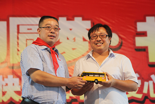 校車傳愛，書香助學——綠之韻快樂校車、愛心圖書捐贈安化山區(qū)孩子