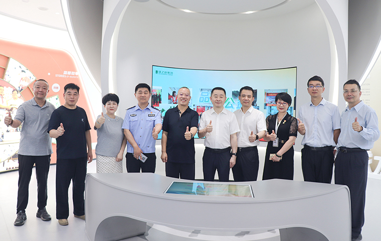 雨花區(qū)人民政府副區(qū)長、區(qū)公安分局局長周習文一行蒞臨綠之韻中心走訪調研